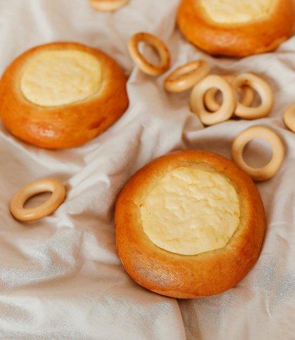 Пишні ватрушки з сиром: простий рецепт домашньої випічки