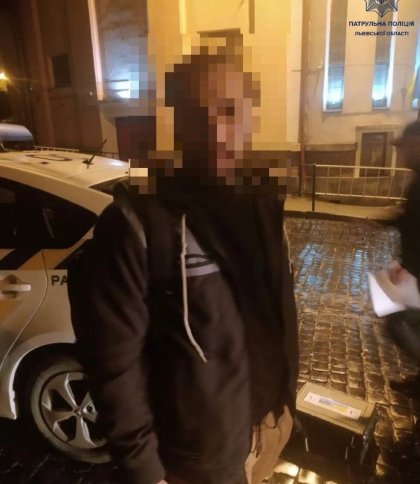 У Львові вночі виявили порушника комендантської години з наркотиками