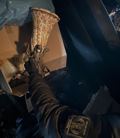 Прикордонники на Львівщині вилучили у пасажирки вазу й чашу 1895 року