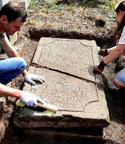 У Львові знайшли один із найдавніших надгробків на Личаківському цвинтарі