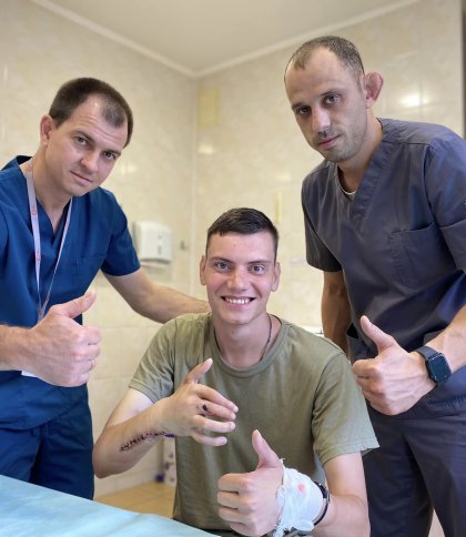 Львівські лікарі відновили функції рук пораненому парамедику