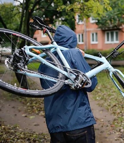 У Червонограді чоловік посеред вулиці викрав у дитини велосипед