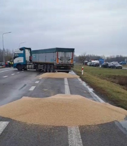Посольство України в Польщі звернулося до поліції через інцидент з зерном