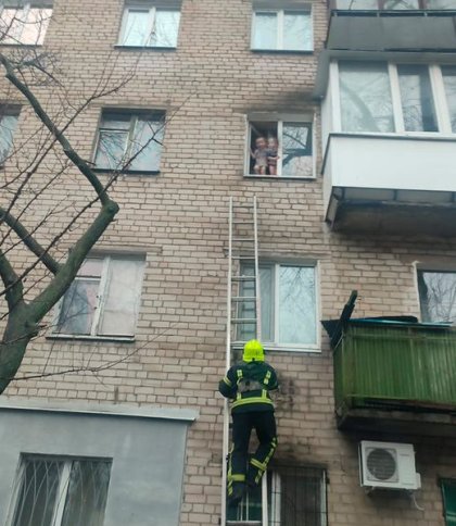На Дніпропетровщині врятували двох дітей, які стояли біля відкритого вікна на третьому поверсі