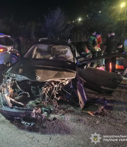 Поблизу Львова вантажівка після зіткнення з авто збила трьох пішоходів