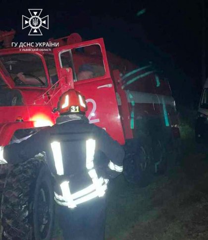 На Стрийщині рятувальники деблокували водія з автомобіля, який з’їхав у кювет