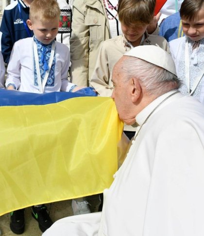 Папа Франциск зустрівся з дітьми зі Львова та поцілував прапор України