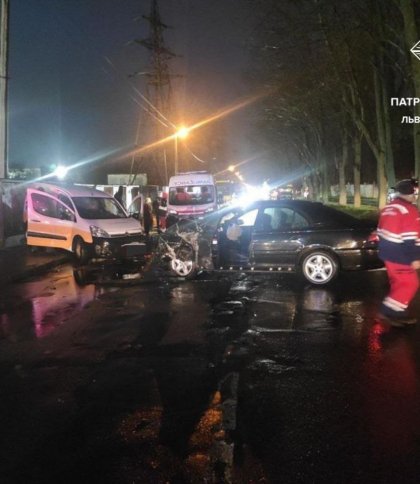 У Львові на вулиці Шевченка сталась ДТП з потерпілими: рух вулицею обмежили