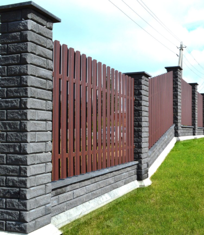 Популярні паркани для заміських будинків