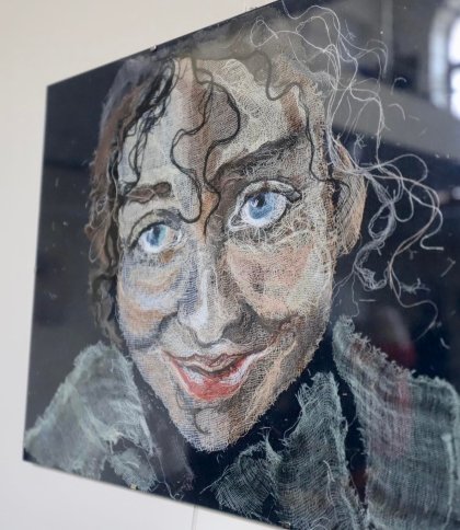 Портрети із медичних бинтів: у Будинку воїна відкрили виставку картин у техніці "ганчбинт"
