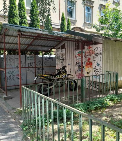 У Львові демонтували занедбаний кіоск на вул. Єфремова