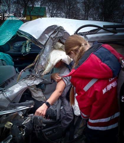 Рятувальники деблокували травмовану жінку з авто