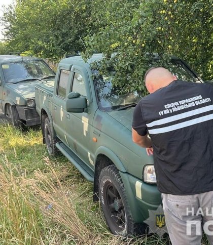 Перепродавав авто, які мали відправитись на фронт: львівські поліцейські викрили організатора злочинної "схеми"