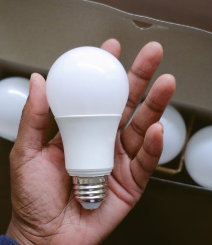 Відтепер пенсіонери можуть безплатно отримати по 5 світлодіодних ламп у міських відділеннях Укрпошти