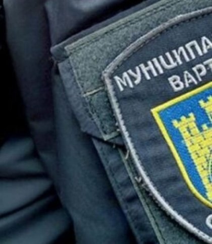 У центрі Львова чоловік на дитячому електропоїзді напав на муніципала