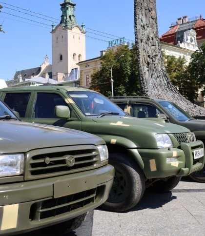 Львівщина передала на фронт ще 12 укомплектованих автомобілів