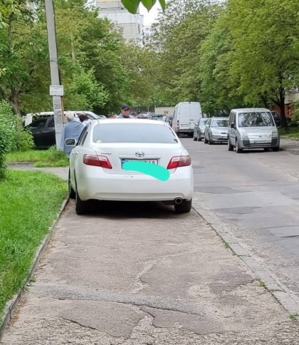 У Львові скаржаться на водії, які щодня паркують автівки на тротуарах