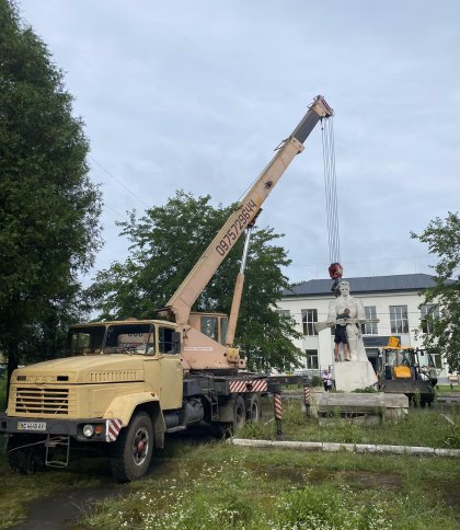 У Червоноградській громаді демонтували радянський пам’ятник (відео)