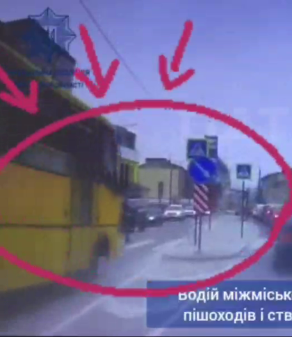 Львівські патрульні розшукали водія маршрутки, який ледь не збив двох пішоходів