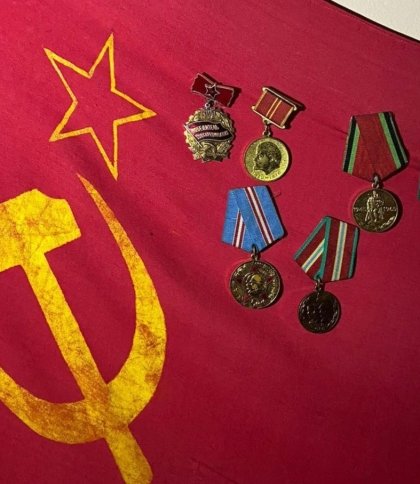 У Червонограді чоловік вивісив на балконі радянський прапор: у "комуніста" вдома знайшли зброю та коктейлі Молотова