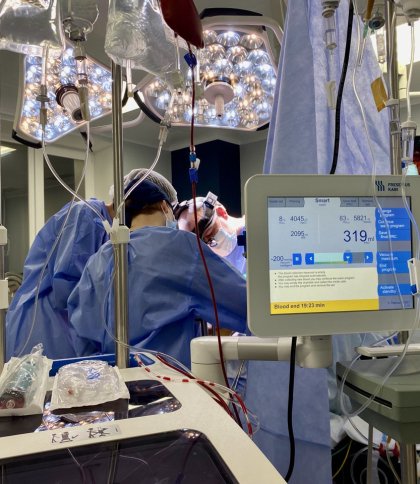 Замість людського організму — спеціальна машина: у Львові лікарі провели складну операцію чоловіку з цирозом печінки