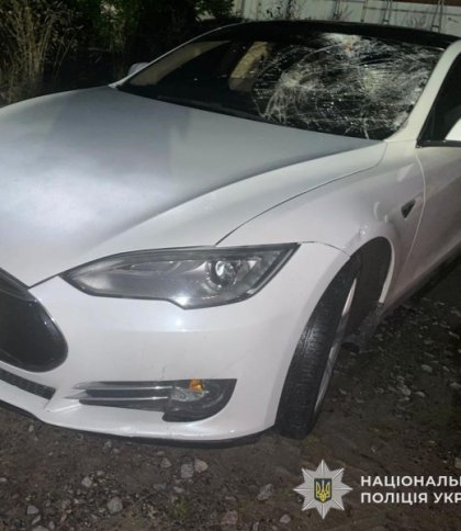 Поліція розшукала 22-річного водія Tesla, який втік з місця аварії у Пустомитах