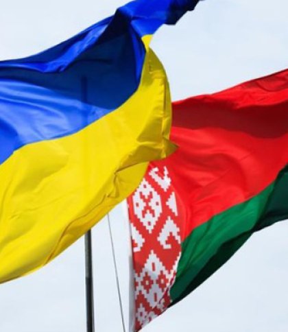 Прапори України та Білорусі розвіваються