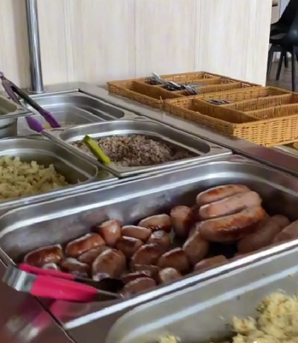 Олів’є, ковбаски та вінегрет: у мережі показали, чим годують львівських учнів