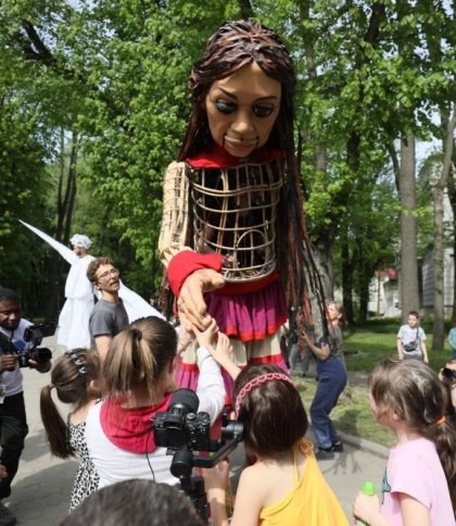 До Львова привезли майже 4-метрову ляльку, аби розважити переселених через війну дітей