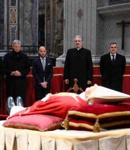 У Ватикані розпочалося прощання з Папою Бенедиктом XVI