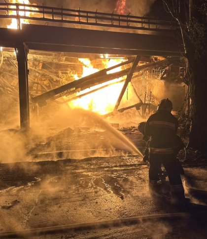 На Полтавщині росіяни влучили у нафтопереробний завод: виникла пожежа 