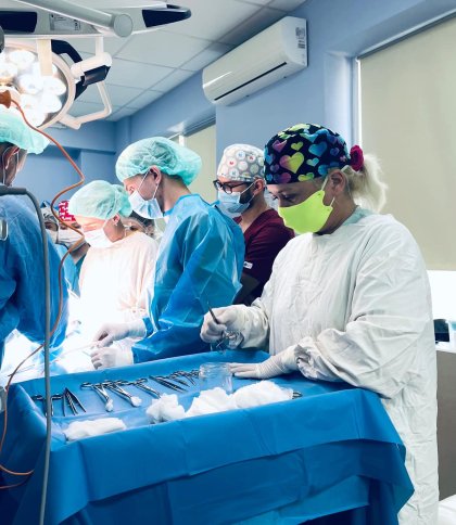 Львівські лікарі видалили в новонародженої дівчинки кілограмову пухлину