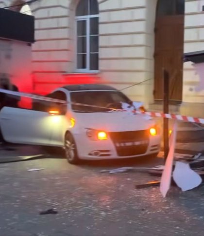 Львів: відео моменту ДТП на Шота Руставелі — авто знесло зупинку