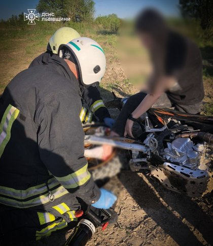 Львівські надзвичайники врятували ногу дівчини, затиснуту між колесом та рамою мотоцикла