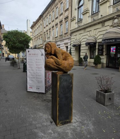 В центрі Львова біля театру встановили скульптуру “Зажата”