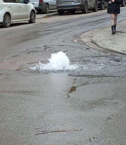 «Гейзер» посеред дороги: у Львові жителі скаржаться на витік води