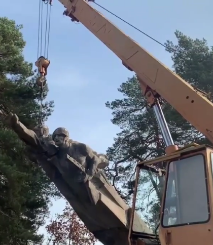 На Львівщині демонтували ще один радянський пам’ятник (відео)