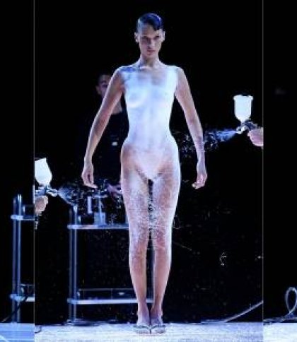 Нанесли просто на оголене тіло Белли Гадід: на тижні моди в Парижі презентували сукню з рідкої бавовни
