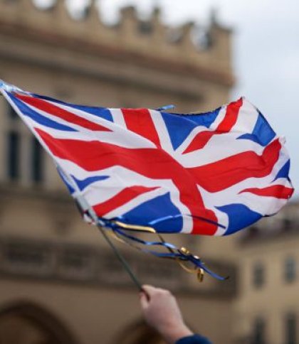 Прапор Великобританії розвівається на провітрі