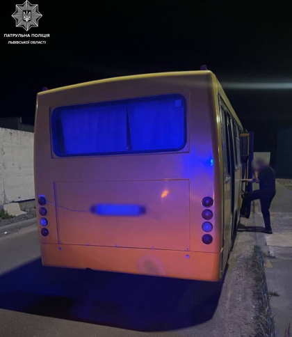 П'яного водія маршрутки зупинили патрульні у Дублянах