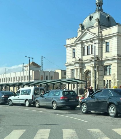 «Зайняли місце посадки-висадки пасажирів»: мешканці Львова скаржаться на таксистів біля вокзалу