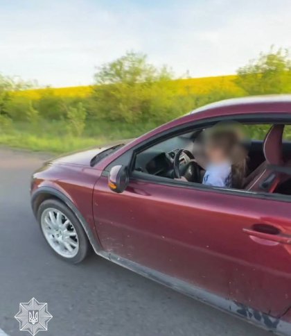 На Львівщині 28-річний чоловік посадив малолітніх дітей за кермо автомобіля і знімав на камеру
