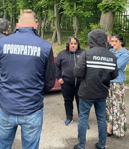 У Львові трьом наркоторговцям оголосили підозри за хабар поліцейському