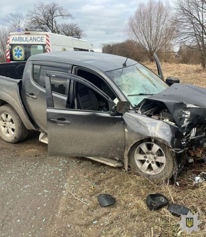 Водій і пасажирка Mitsubishi Outlander травмувалися після того, як їх авто врізалося в дерево