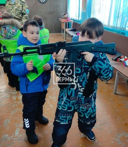 У Росії дітей у дитячих садках та школярів вчили стріляти з гвинтівки (фото)