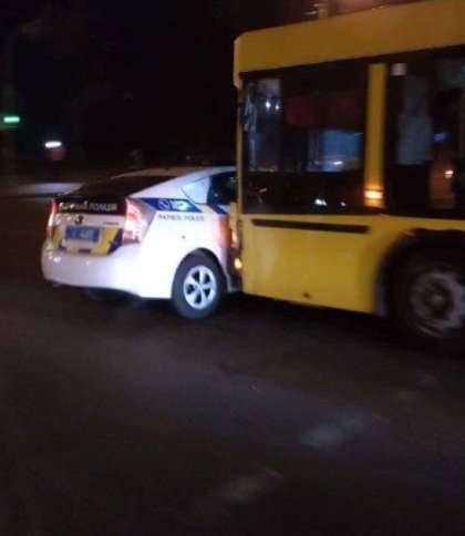 Автобус врізався в поліцейське авто