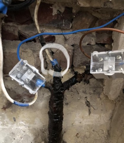 Може статись біда: львів’яни поскаржились на іскри в електрощитку у будинку в Галицькому районі