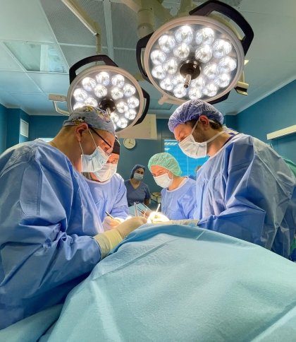 Хірурги проводять операцію