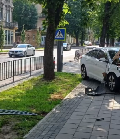 У Львові 19-річний водій Hyundai Sonata врізався у загорожу біля «Політехніки» (відео)