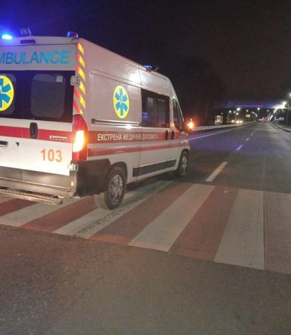 Біля Львова автомобіль швидкої допомоги на пішохідному переході збив двох підлітків